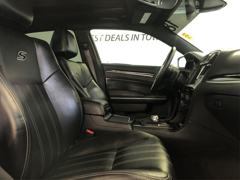 Used 2018 Chrysler 300 S w/ 300S Premium Group RWD image 9
