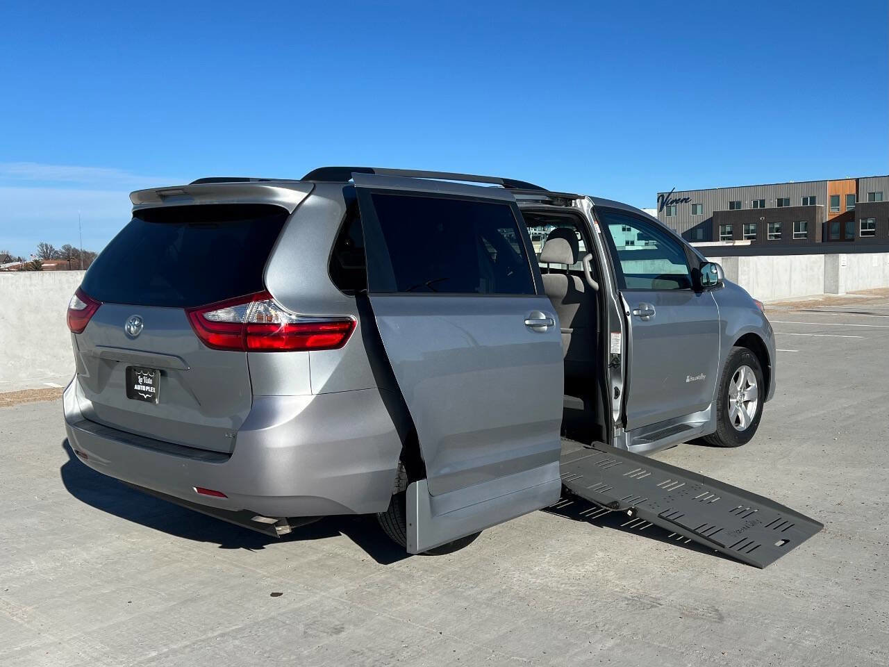 Used 2015 Toyota Sienna LE image 4