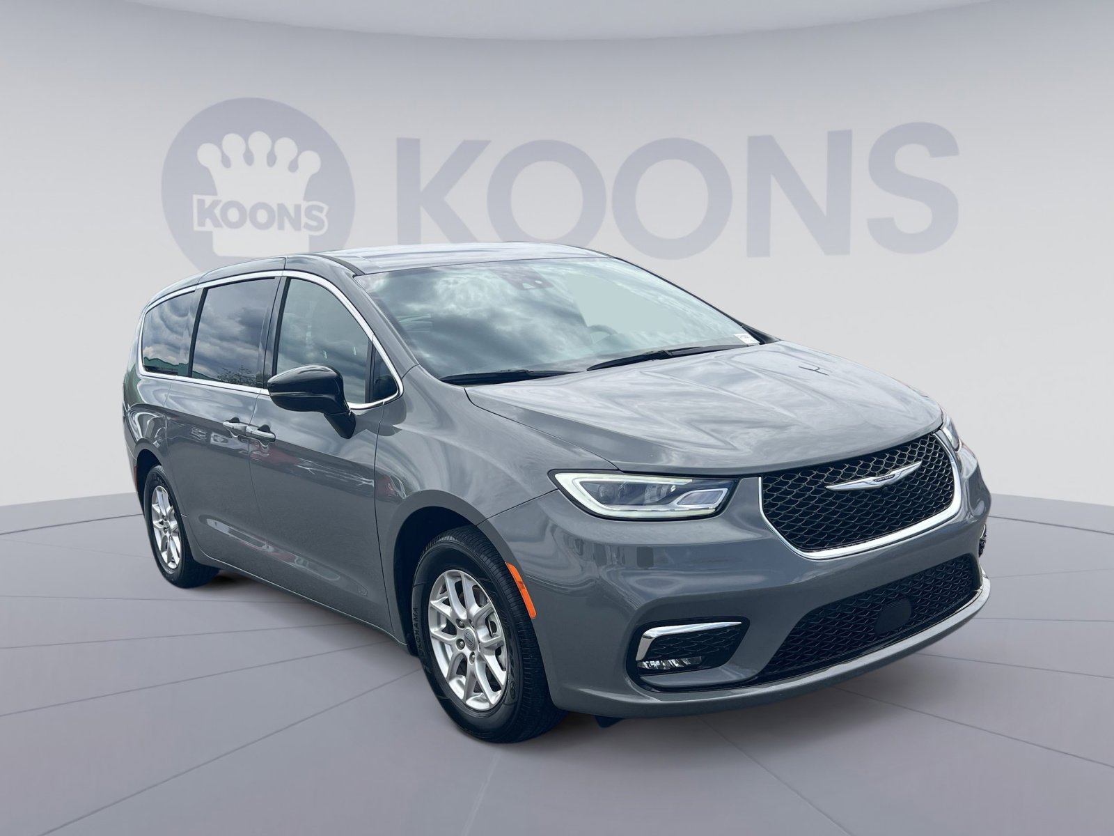 Used 2025 Chrysler Pacifica Select FWD image 2