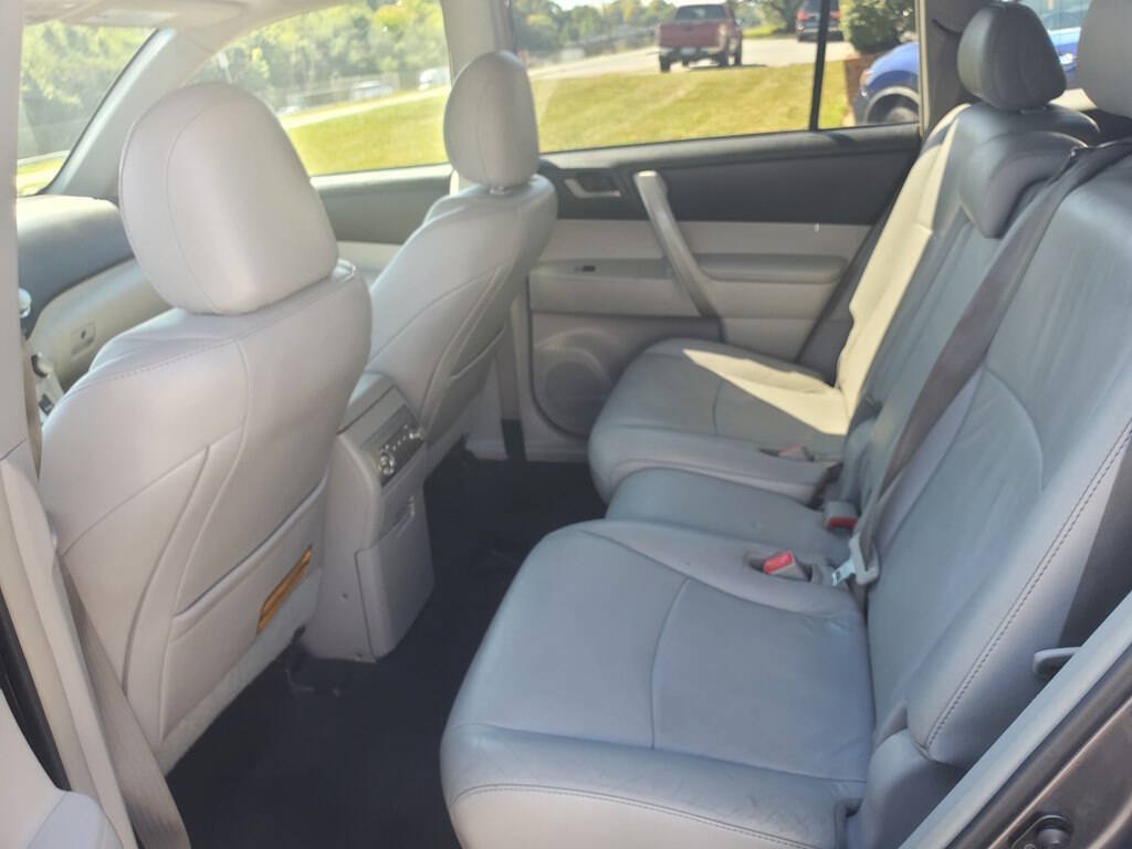 Used 2011 Toyota Highlander SE w/ Tow Pkg AWD/4WD image 10