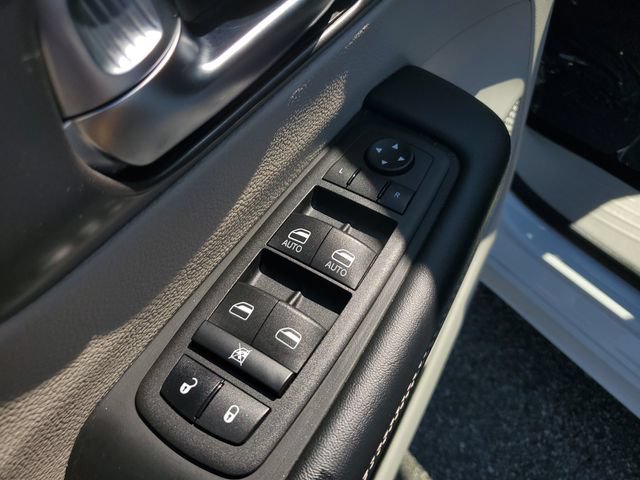 Used 2023 Chrysler Pacifica Touring-L FWD image 21