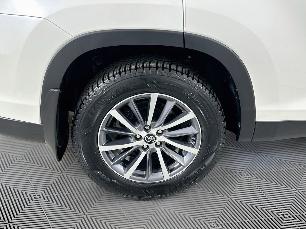 Used 2019 Toyota Highlander XLE AWD/4WD image 17