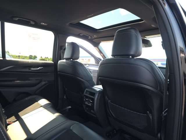 Used 2025 Jeep Grand Cherokee Altitude AWD/4WD image 40