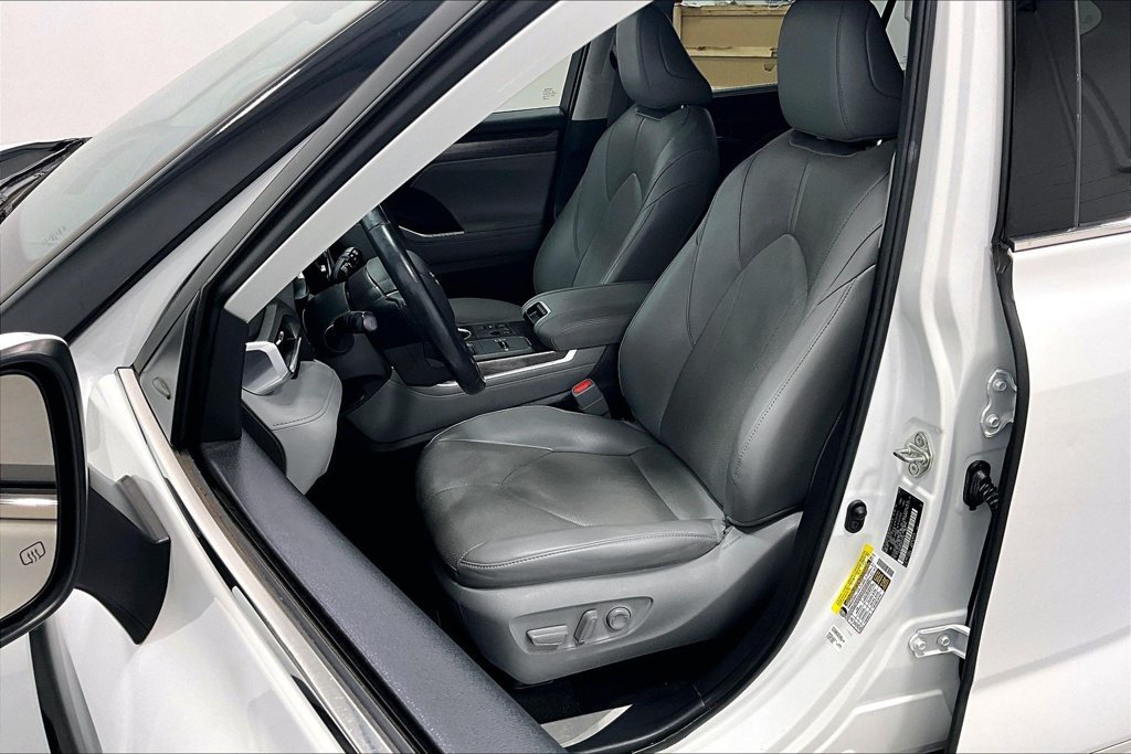 Used 2023 Toyota Highlander Limited FWD image 30