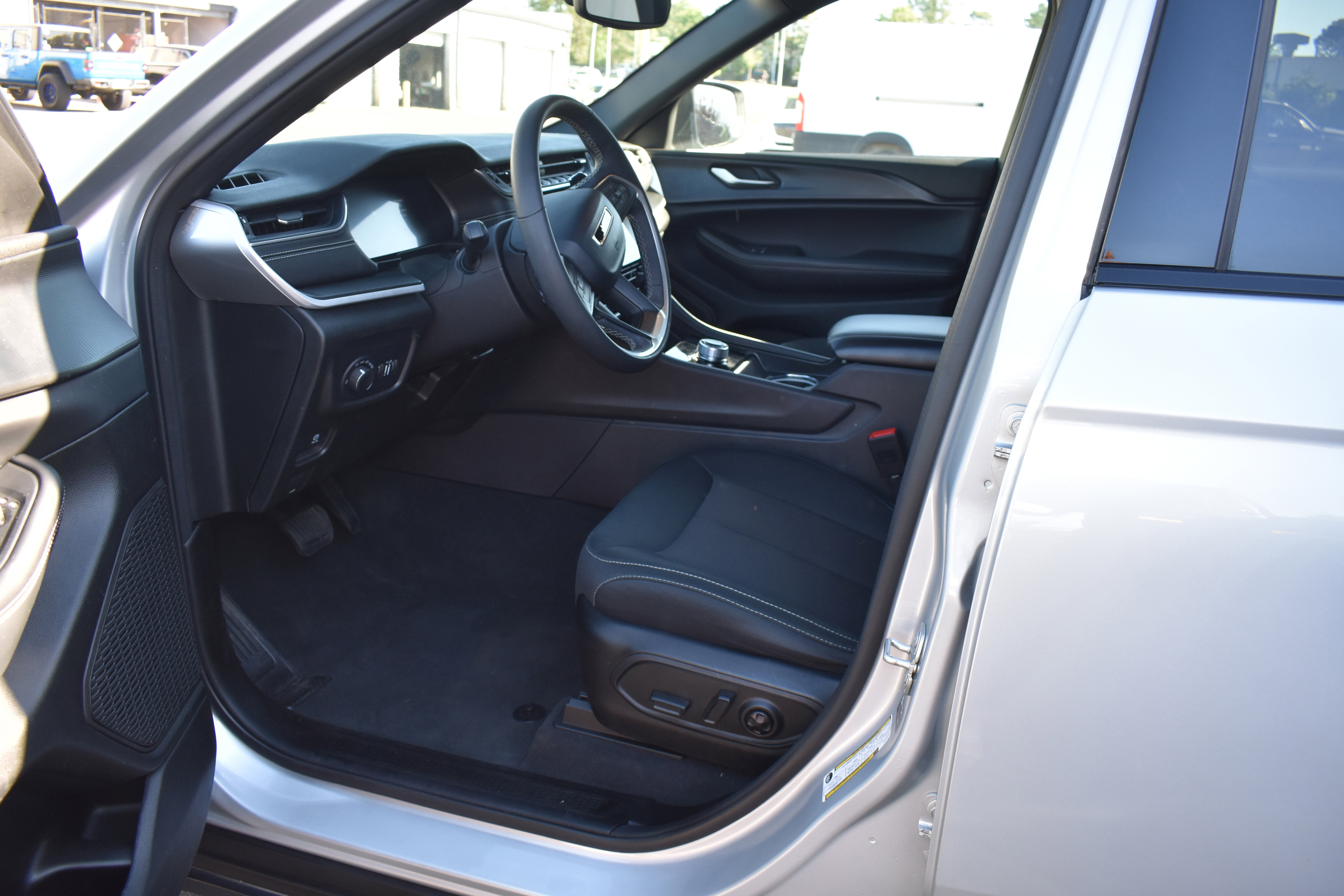 Used 2024 Jeep Grand Cherokee L Laredo w/ Luxury Tech Group I AWD/4WD image 12