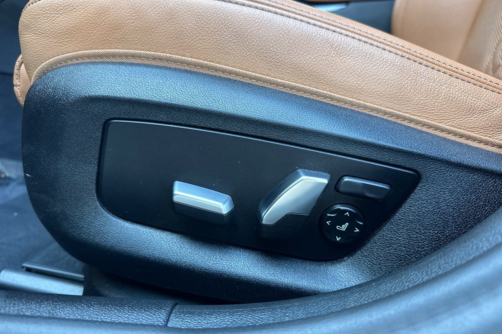 Used 2023 BMW 530e w/ Premium Package RWD image 14