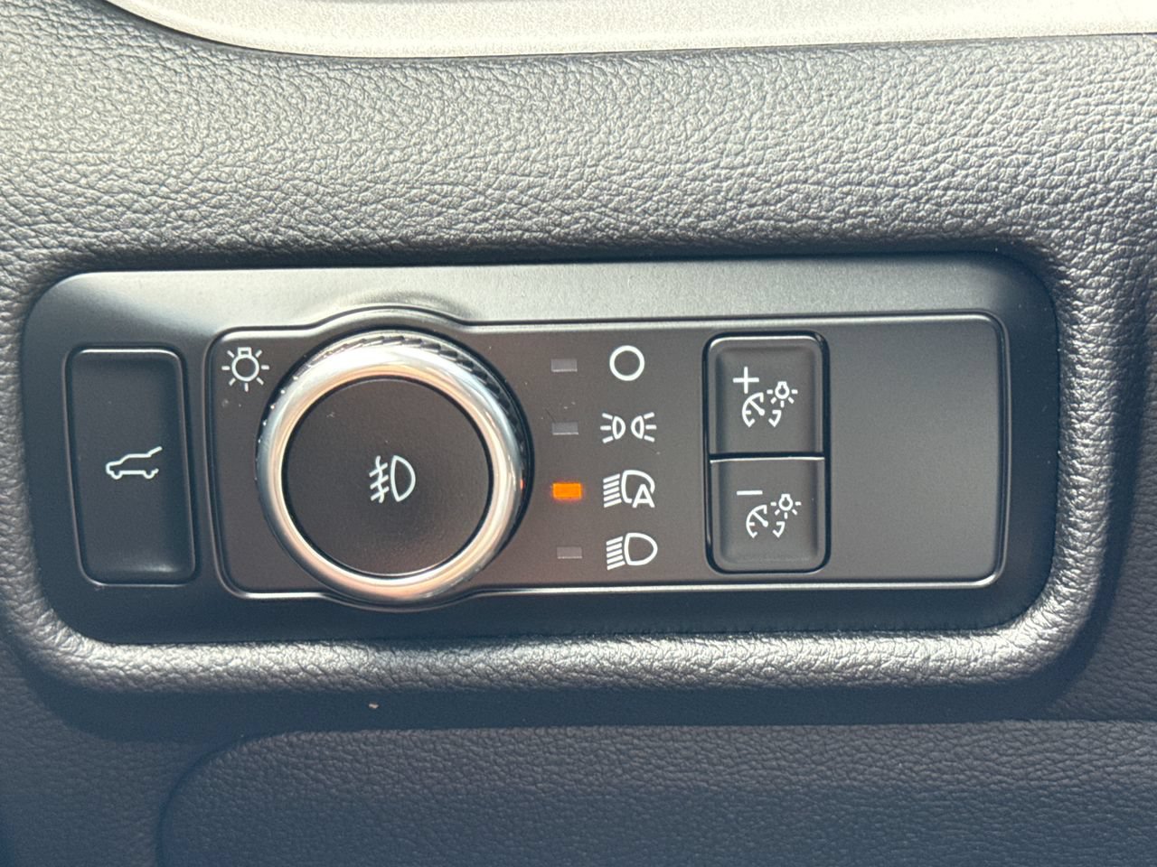 Used 2023 Ford Explorer XLT AWD/4WD image 18