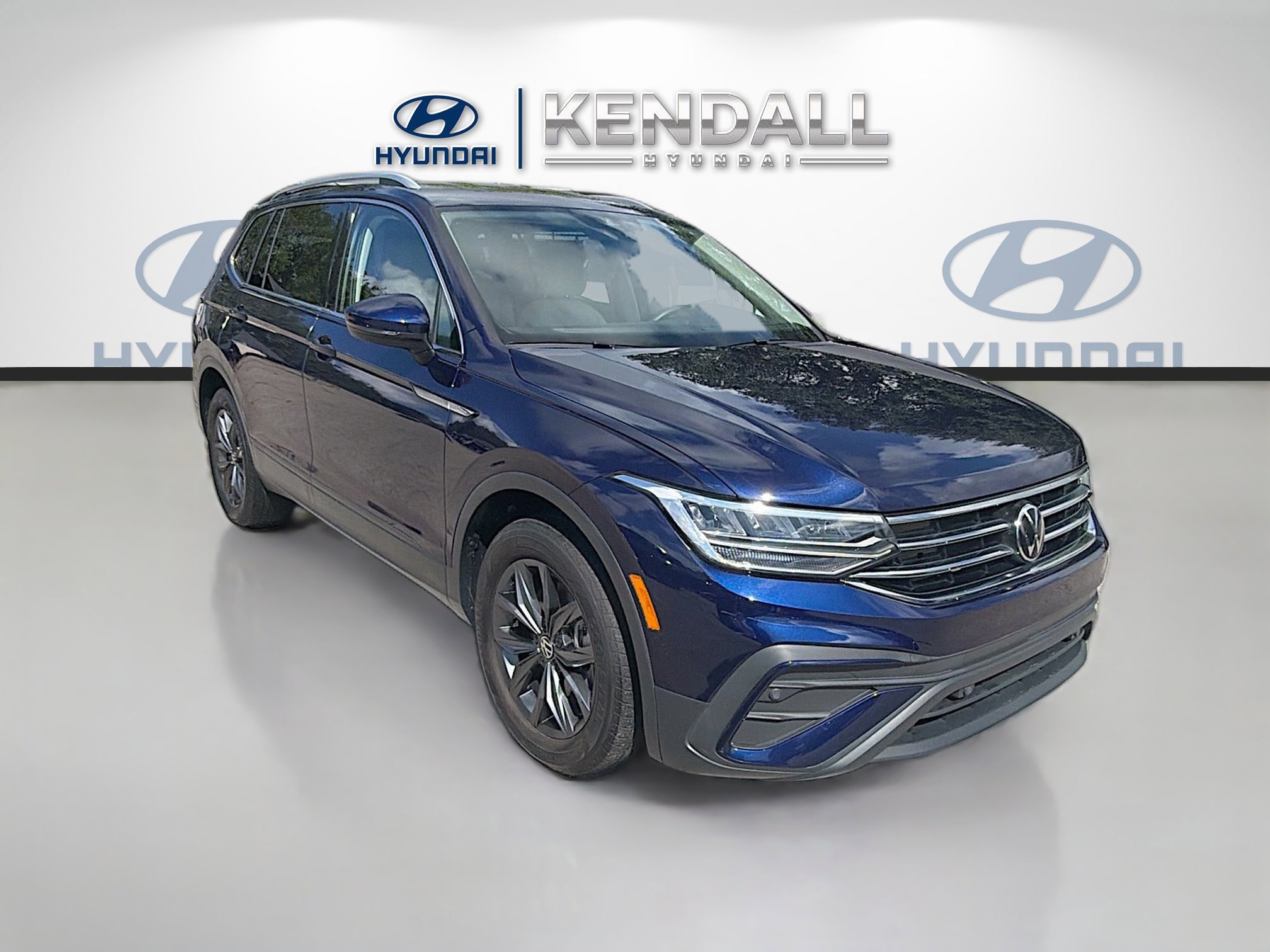 Used 2023 Volkswagen Tiguan SE FWD image 1