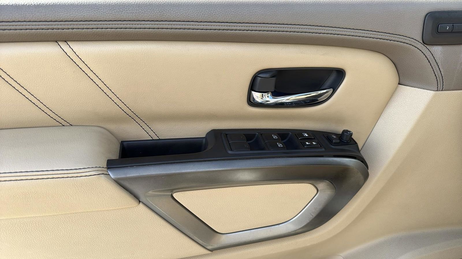 Used 2015 Nissan Armada Platinum image 11