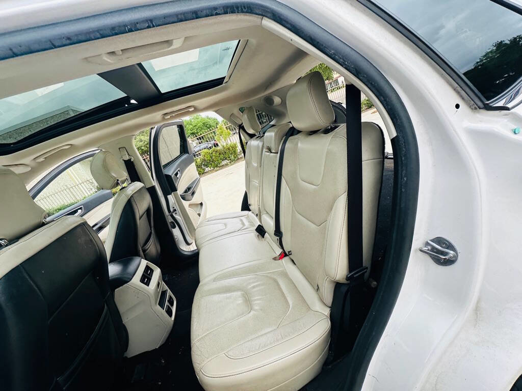 Used 2019 Ford Edge Titanium w/ Equipment Group 301A FWD image 16