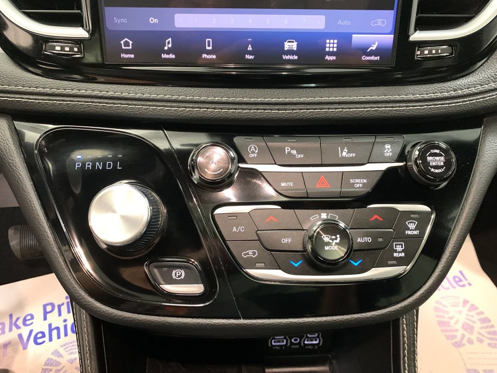 Used 2025 Chrysler Pacifica Limited FWD image 10