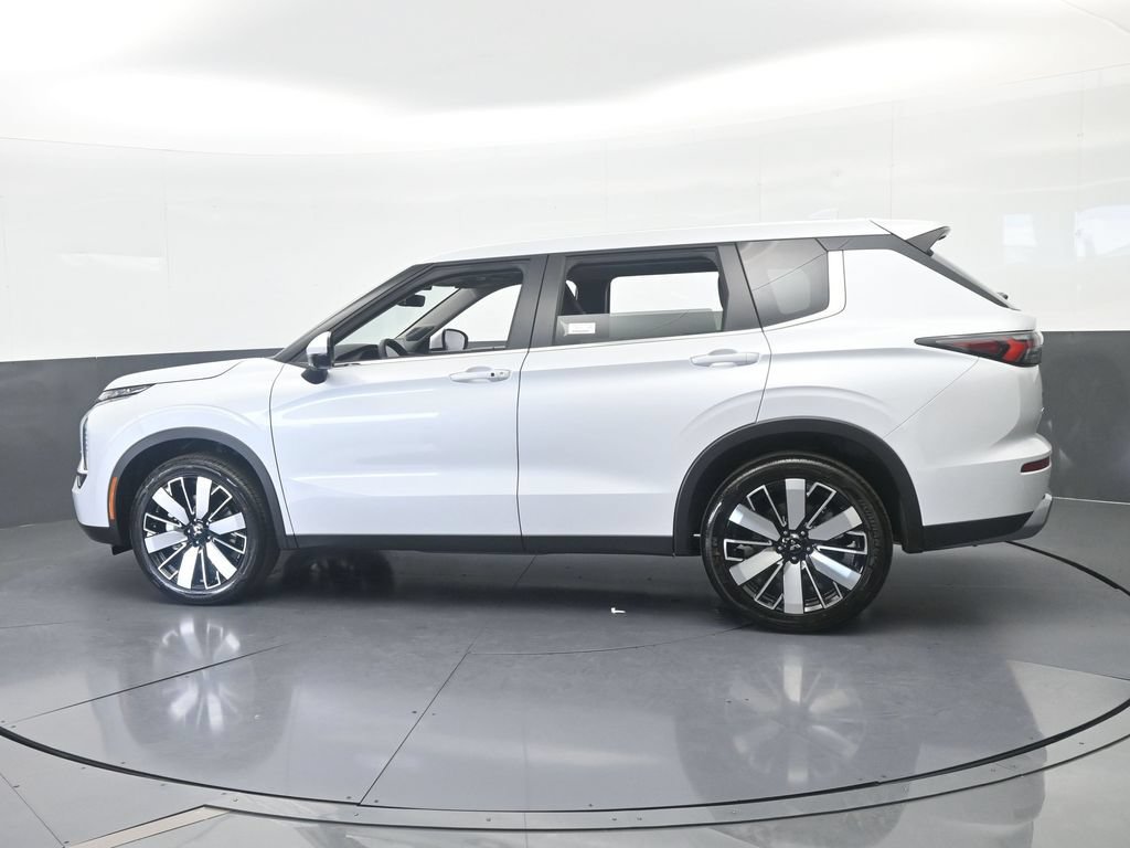 New 2026 Mitsubishi Outlander SE FWD image 3