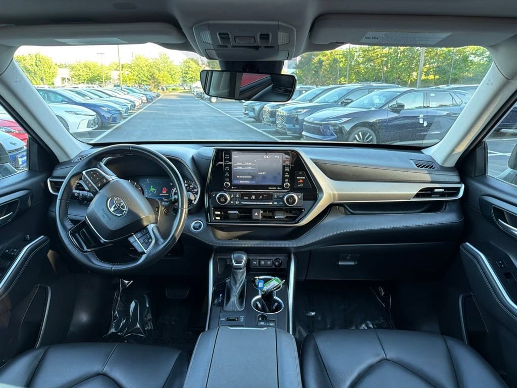 Used 2021 Toyota Highlander XLE AWD/4WD image 16