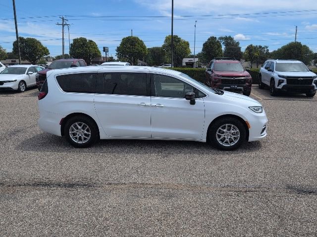 Used 2024 Chrysler Pacifica Touring-L FWD image 17