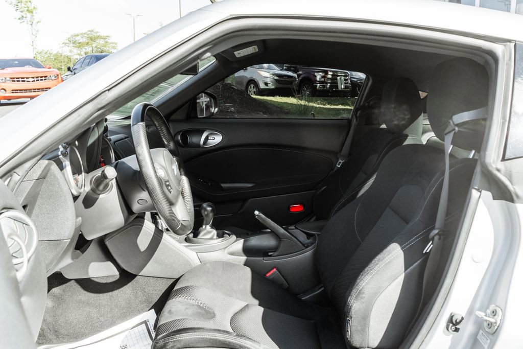 Used 2017 Nissan 370Z Coupe RWD image 21
