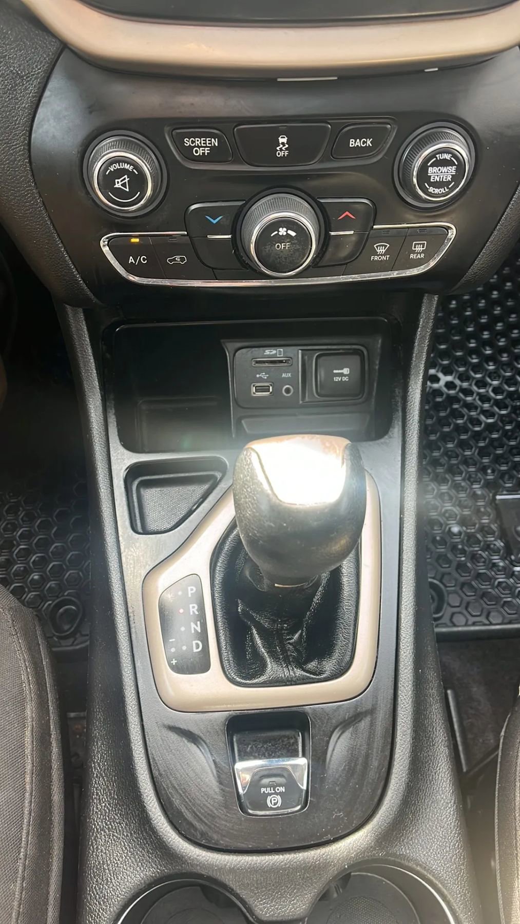 Used 2016 Jeep Cherokee 75th Anniversary image 18