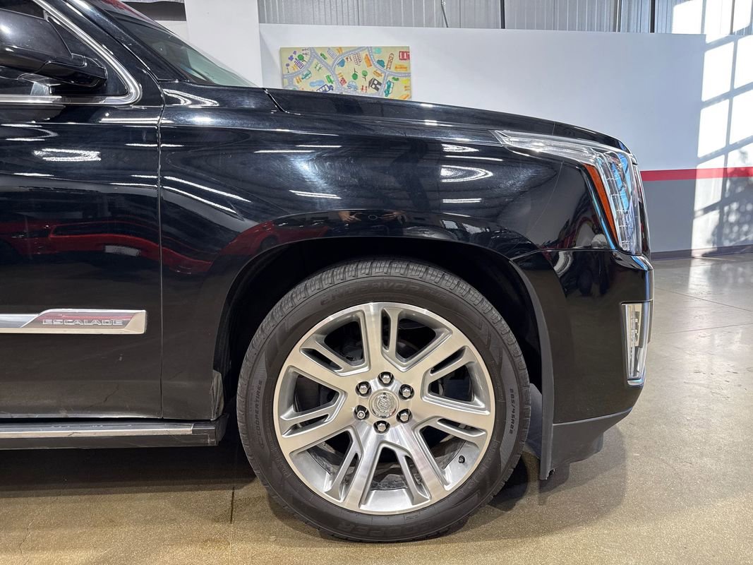 Used 2015 Cadillac Escalade Premium image 37