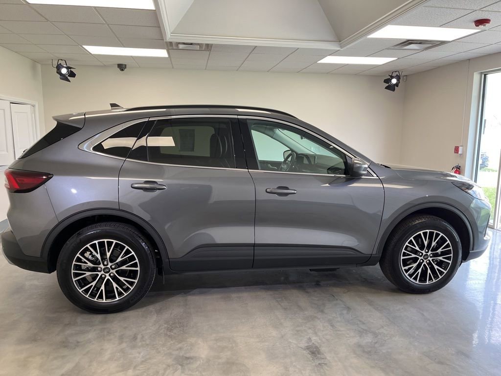 Used 2025 Ford Escape SE FWD image 8