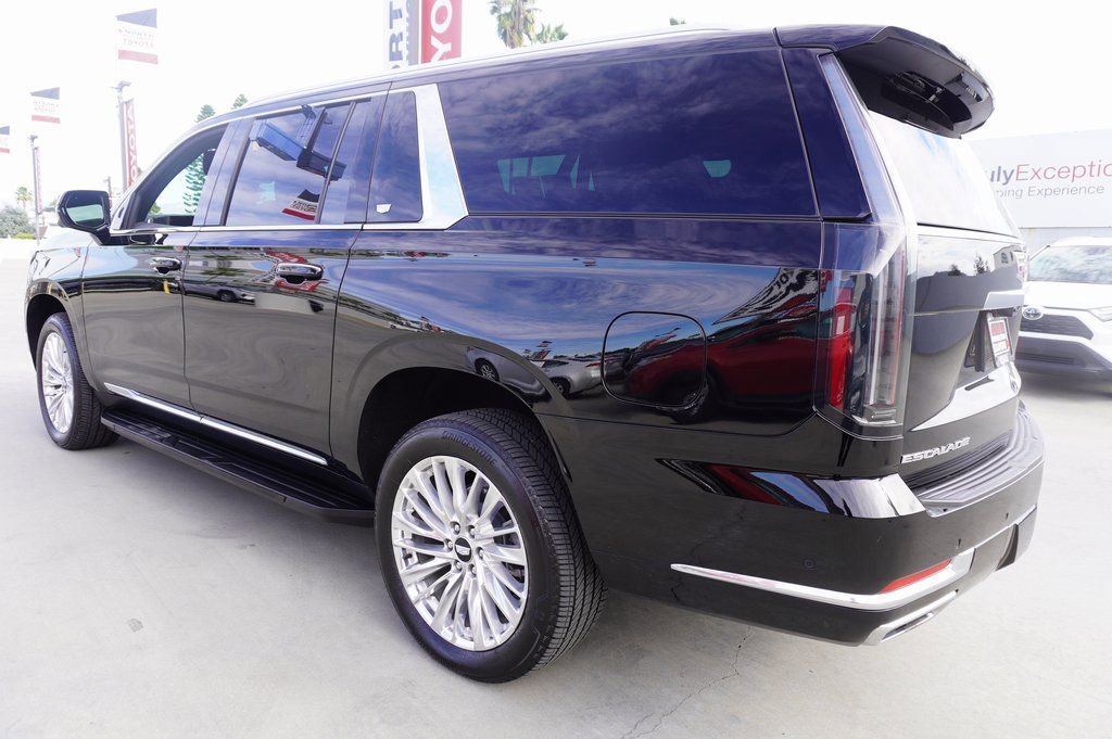 Used 2025 Cadillac Escalade ESV Premium Luxury image 5