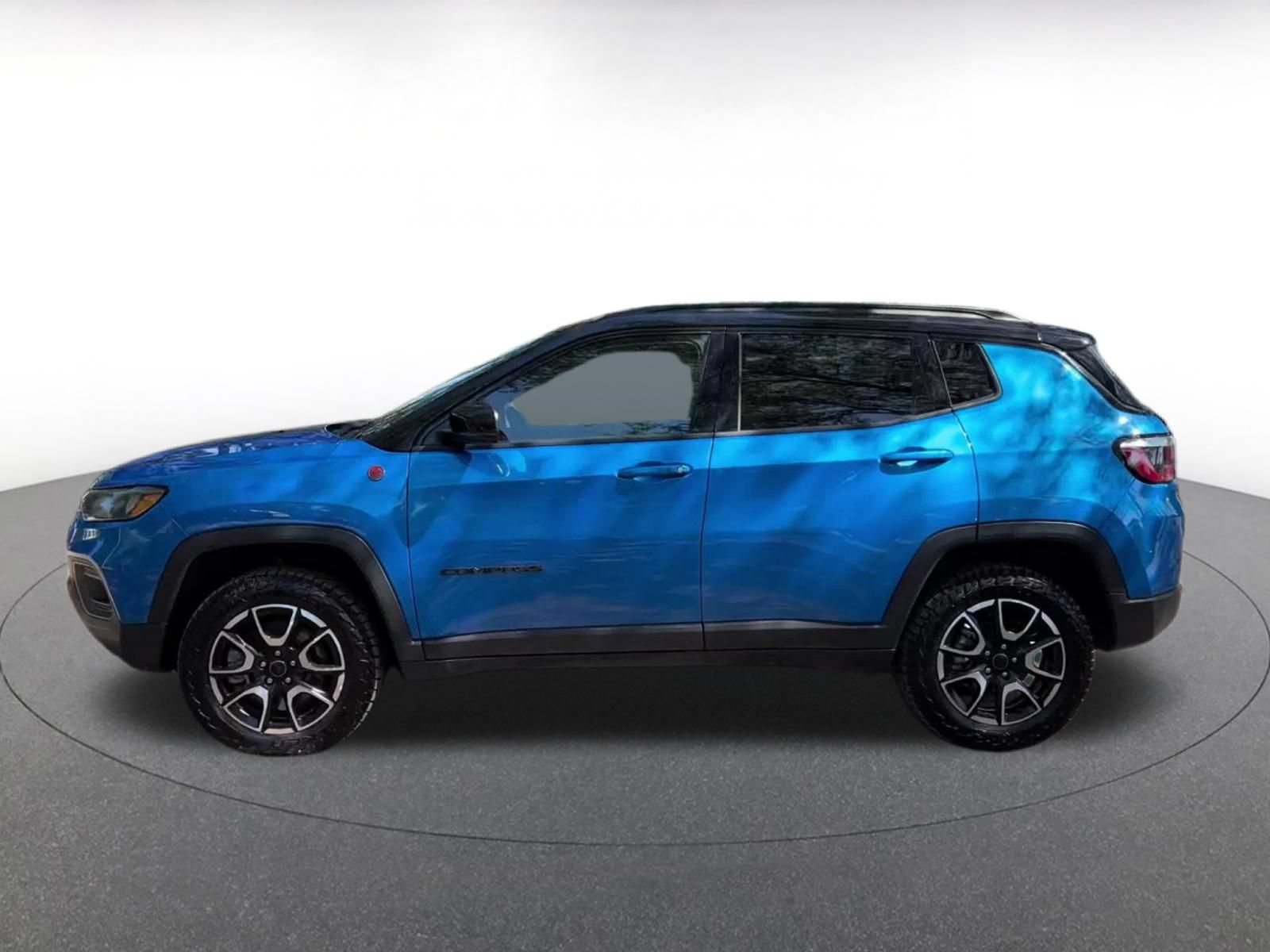 Used 2025 Jeep Compass Trailhawk AWD/4WD image 9