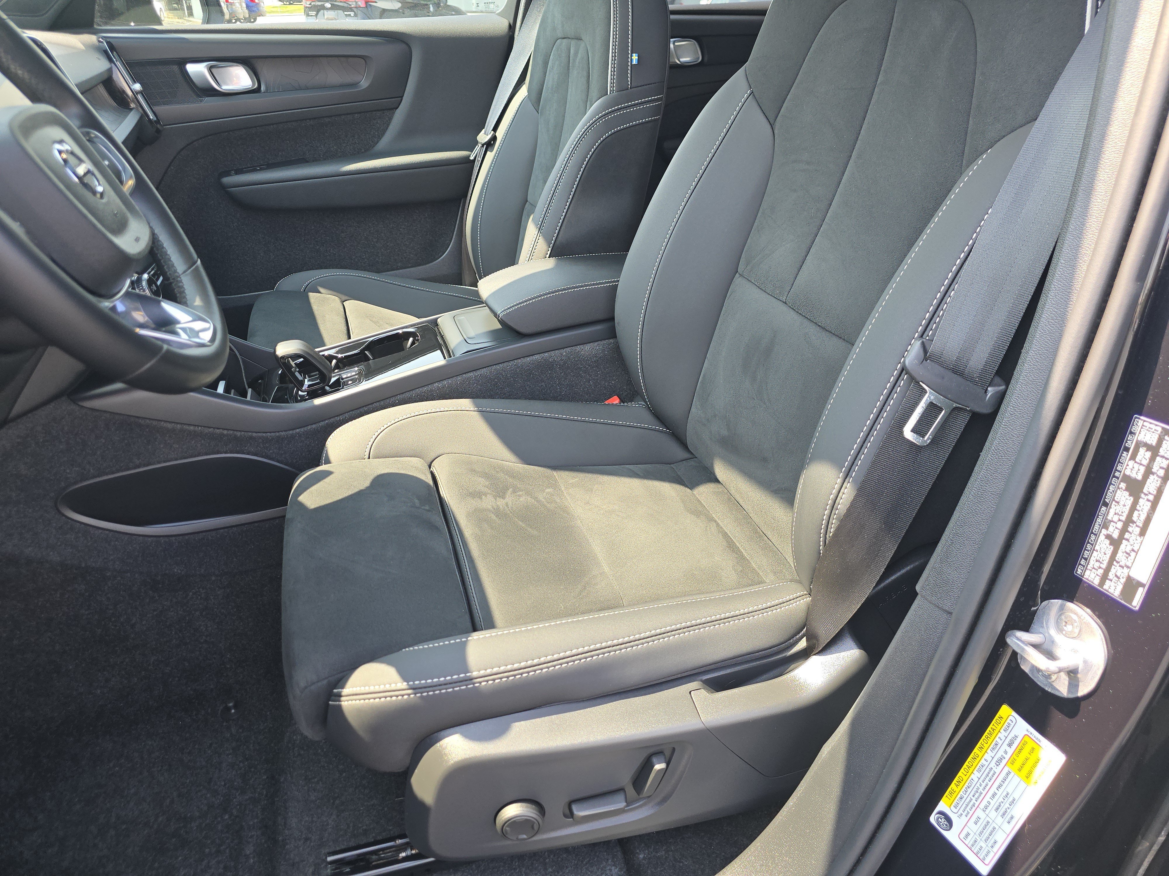 Used 2024 Volvo XC40 Recharge Plus w/ Protection Package Premier AWD/4WD image 24