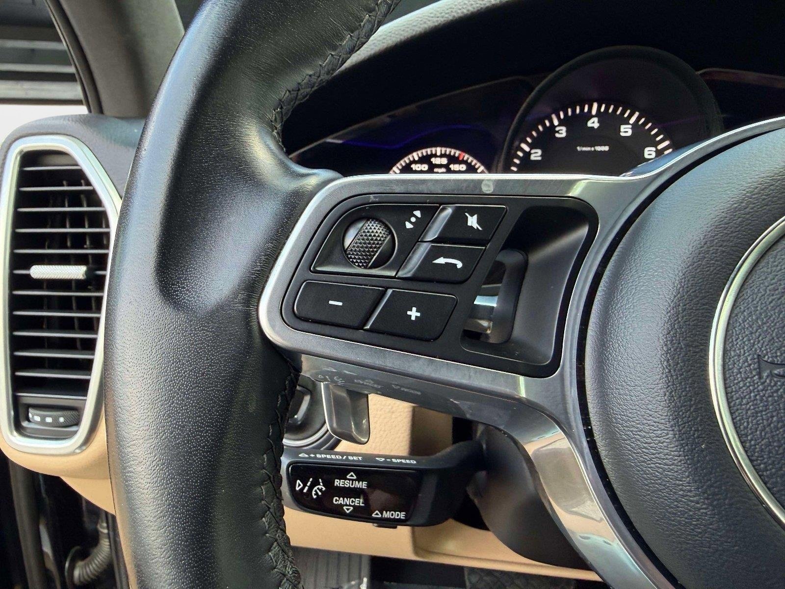 Used 2022 Porsche Cayenne w/ Premium Package image 57