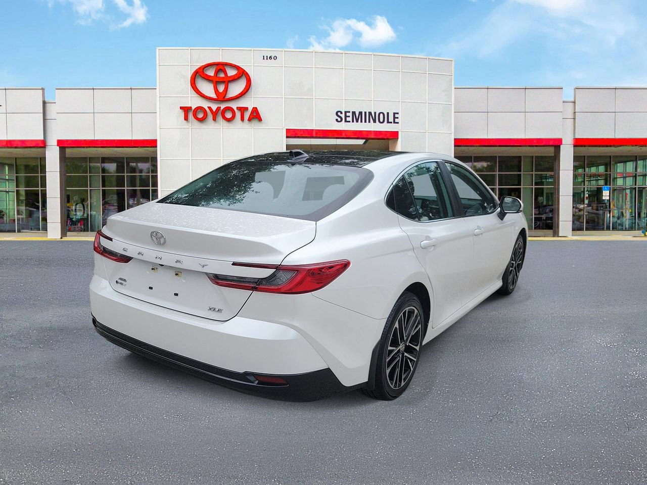 Used 2025 Toyota Camry XLE AWD/4WD image 3