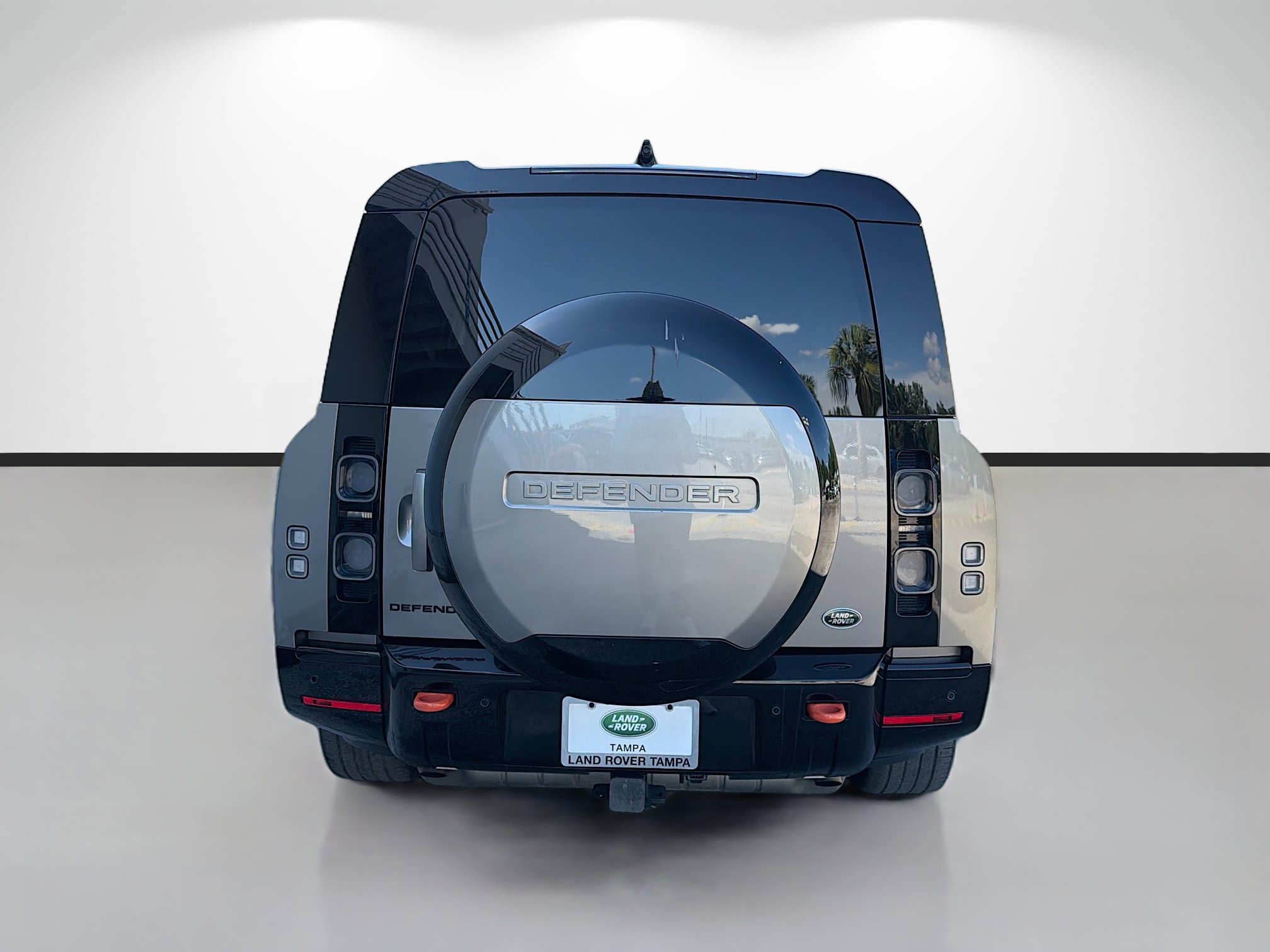 Used 2023 Land Rover Defender 130 X AWD/4WD image 4