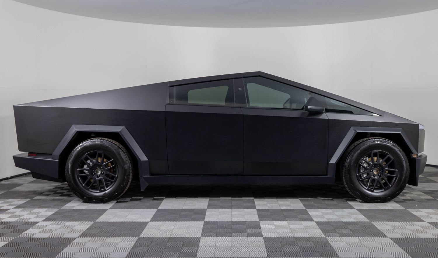 Used 2024 Tesla Cybertruck AWD Crew Cab image 9