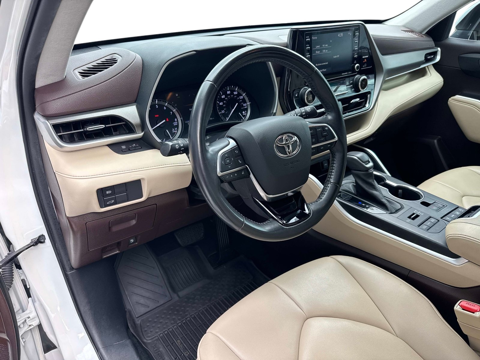 Used 2021 Toyota Highlander XLE AWD/4WD image 23