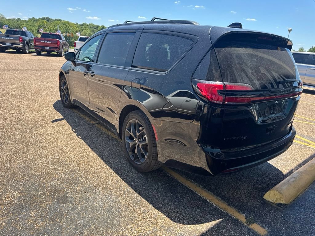 Used 2025 Chrysler Pacifica Limited FWD image 8