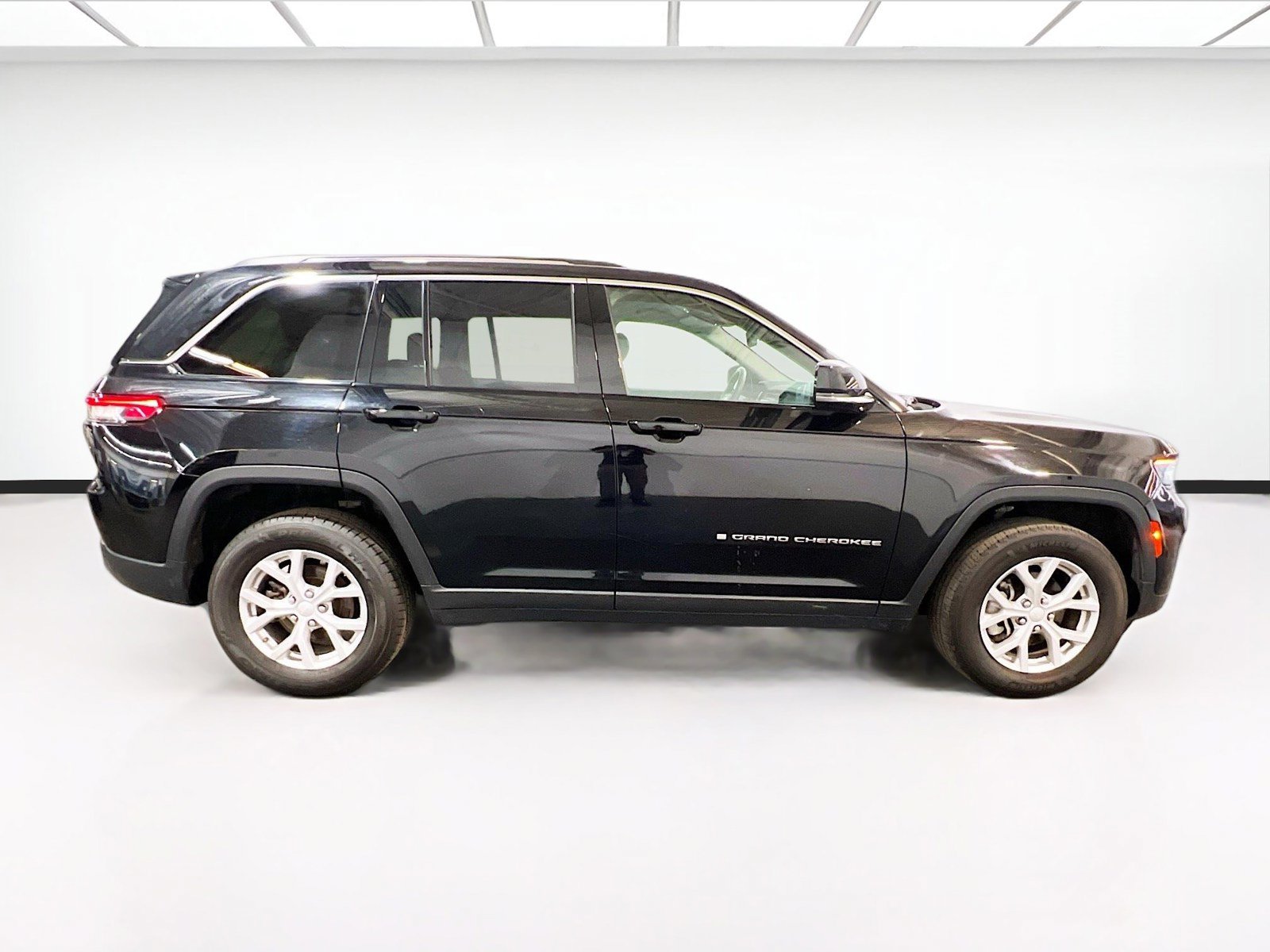 Used 2024 Jeep Grand Cherokee Limited AWD/4WD image 24