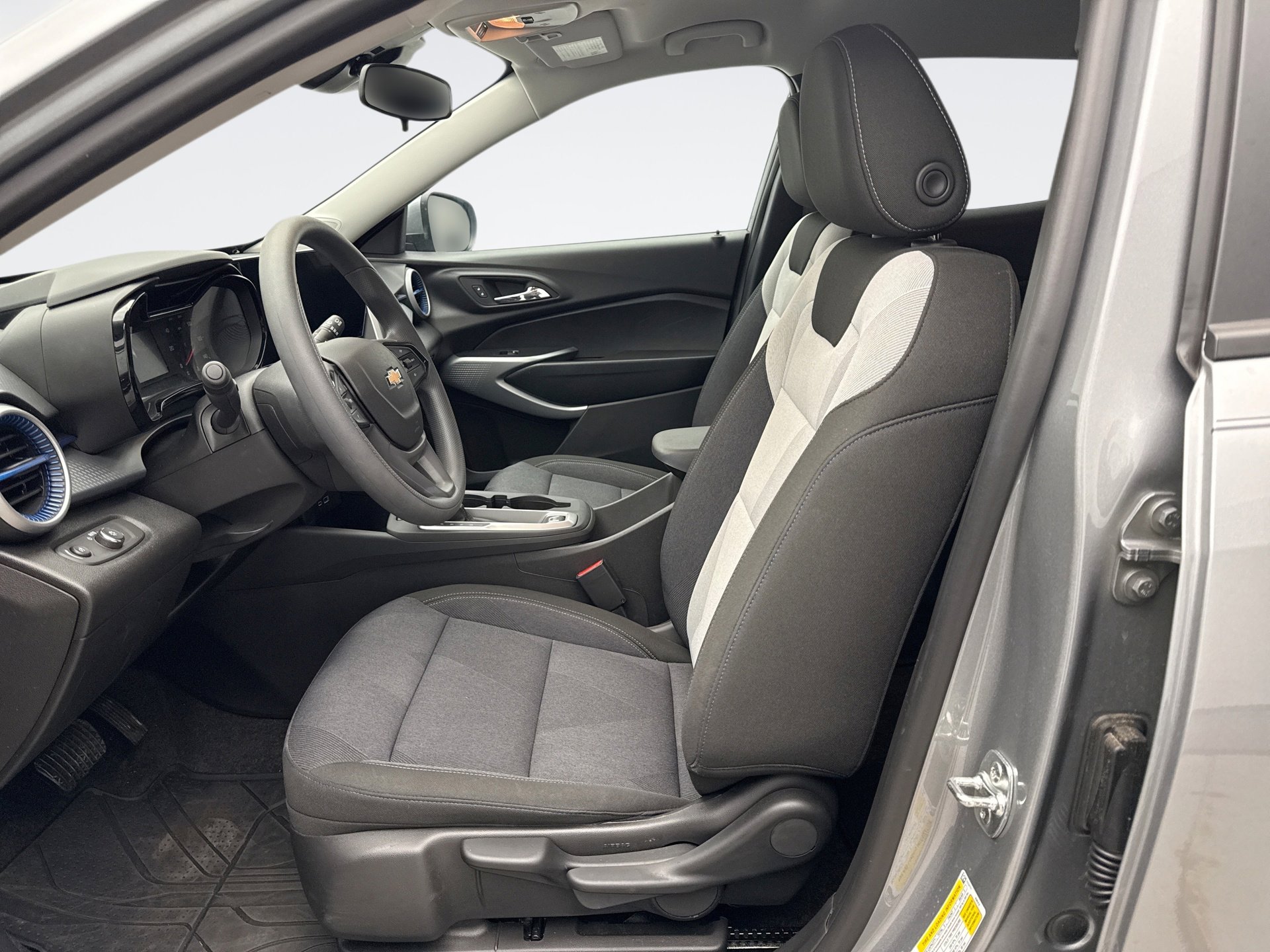 Used 2025 Chevrolet Trax LS w/ LS Convenience Package FWD image 11