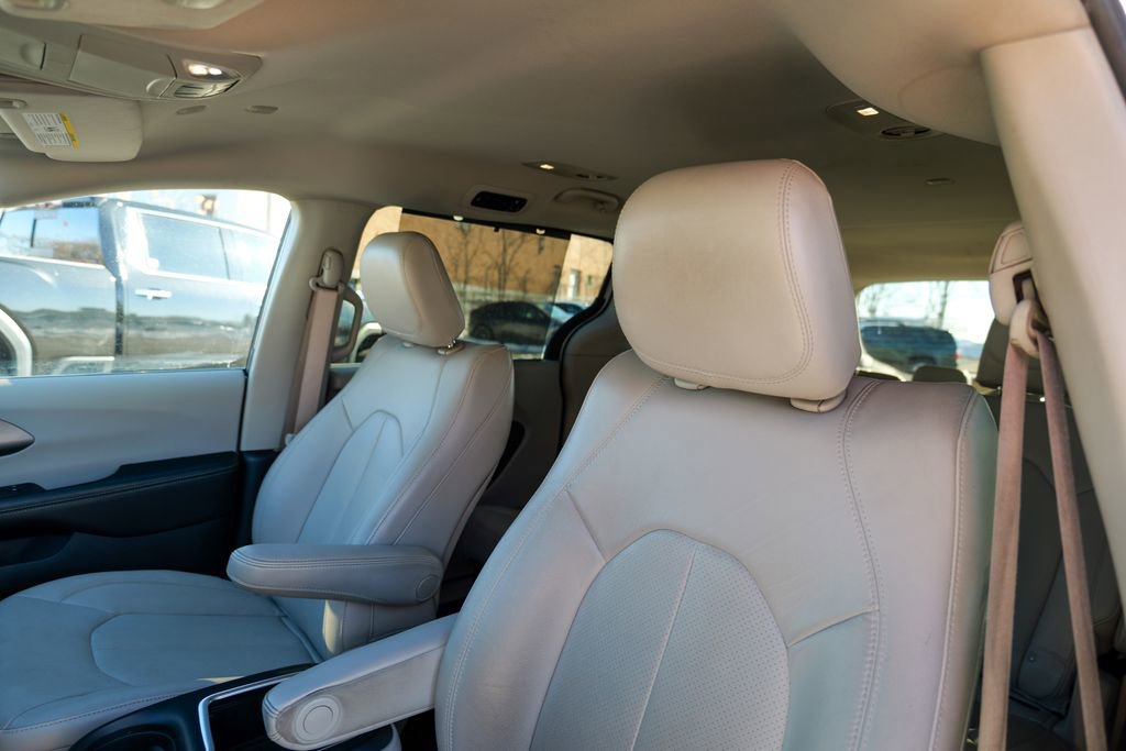 Used 2021 Chrysler Pacifica Touring-L AWD/4WD image 18