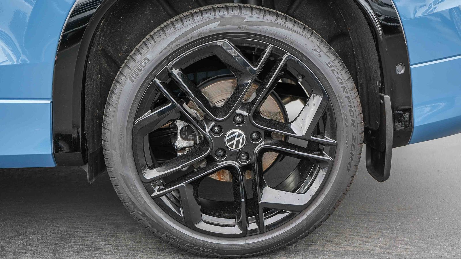 Used 2025 Volkswagen Tiguan SE R-Line image 10