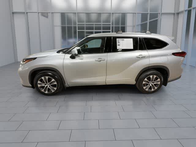 Used 2022 Toyota Highlander XLE AWD/4WD image 5