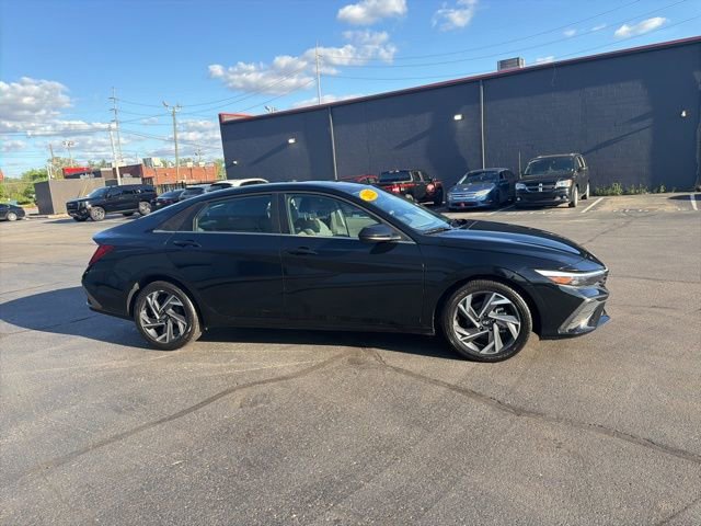 Used 2025 Hyundai Elantra SEL FWD image 3