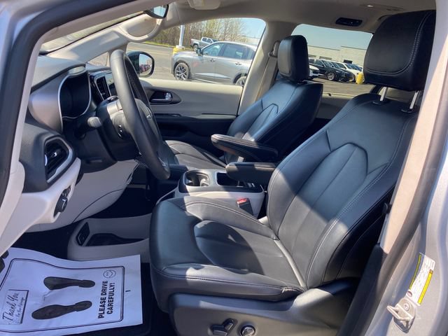 Used 2024 Chrysler Pacifica Touring-L FWD image 13