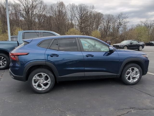 Used 2024 Chevrolet Trax LS w/ LS Convenience Package image 3