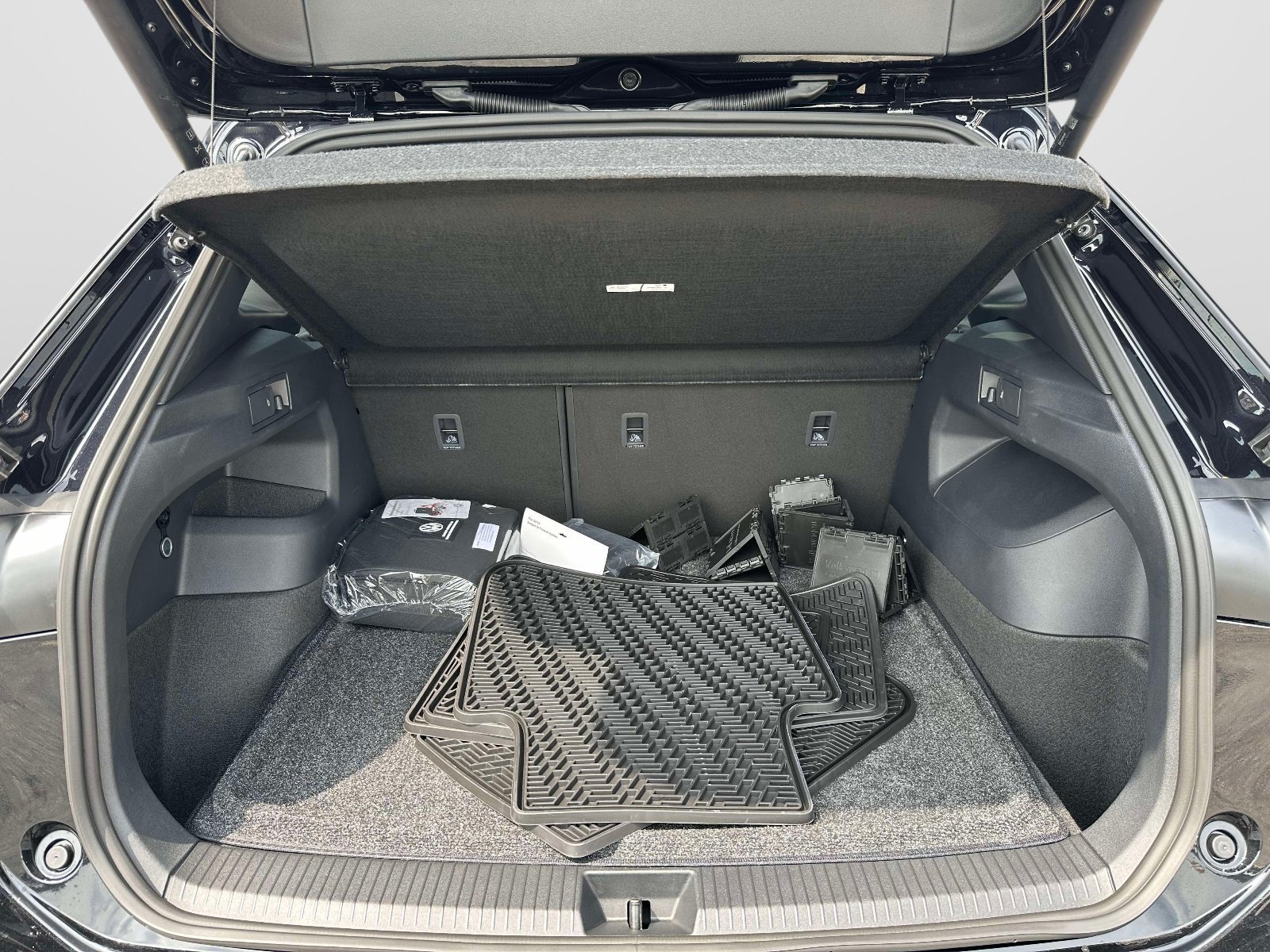 Certified 2026 Volkswagen Tiguan SEL R-Line AWD/4WD image 12