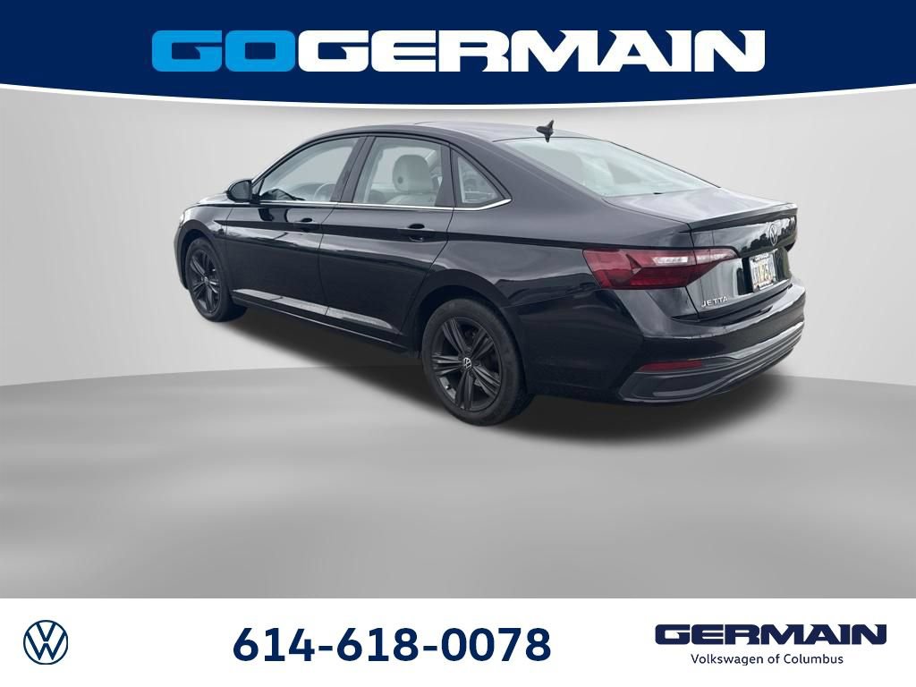 Used 2023 Volkswagen Jetta SE w/ Panoramic Sunroof Package FWD image 4