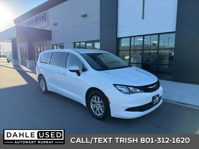 Used 2022 Chrysler Voyager LX image 1