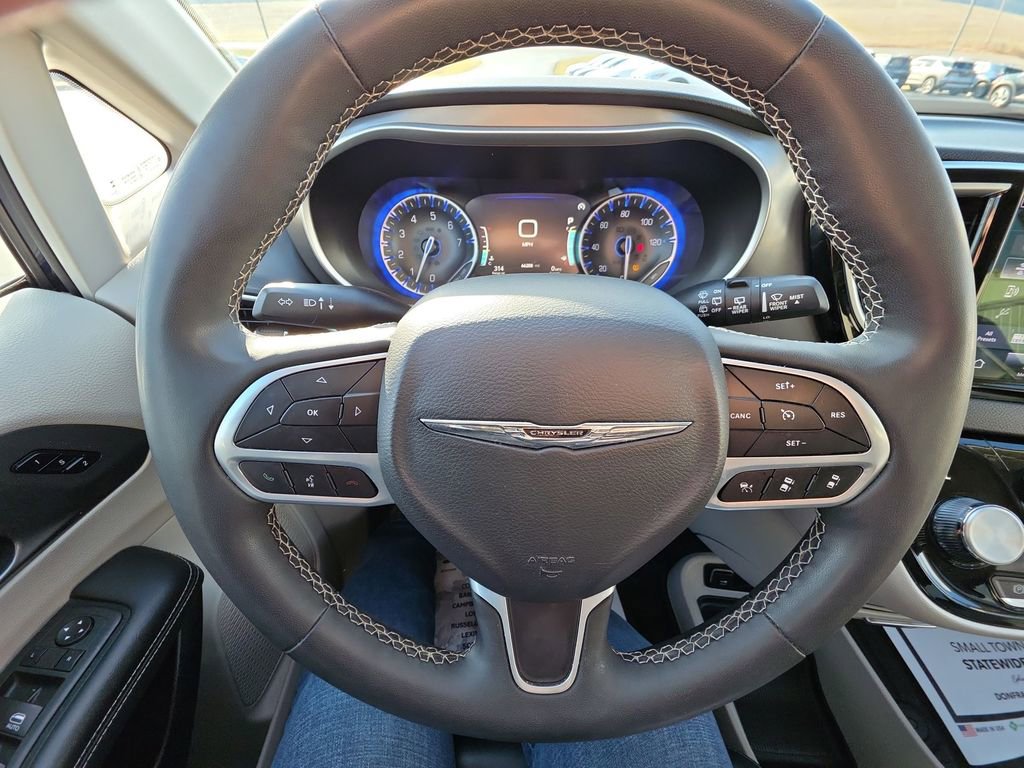 Used 2023 Chrysler Pacifica Touring-L FWD image 14