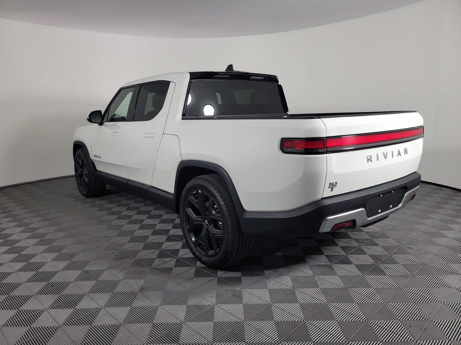 Used 2024 Rivian R1T Adventure AWD/4WD image 3