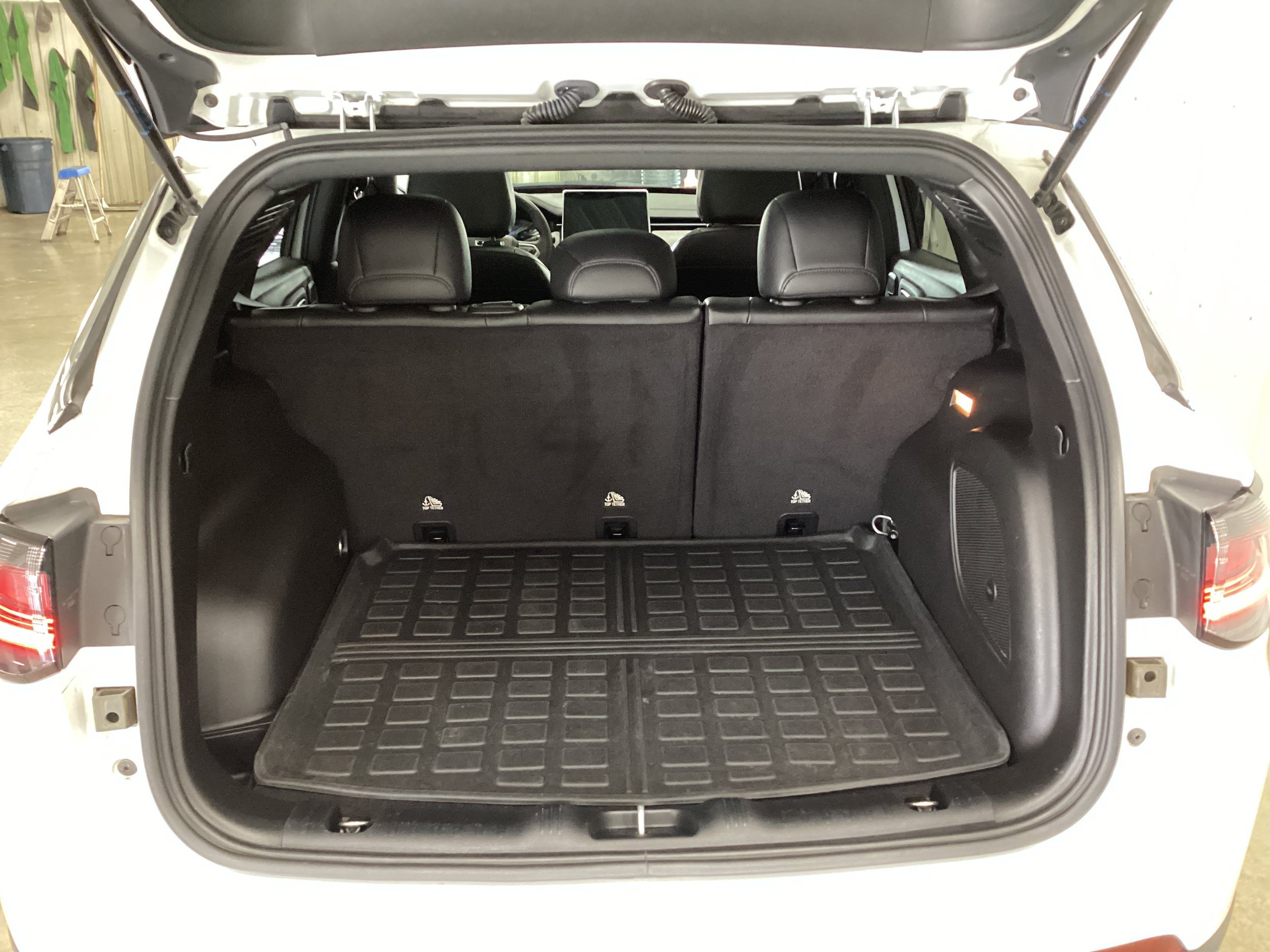 Used 2024 Jeep Compass Latitude w/ Sun and Sound Group AWD/4WD image 5
