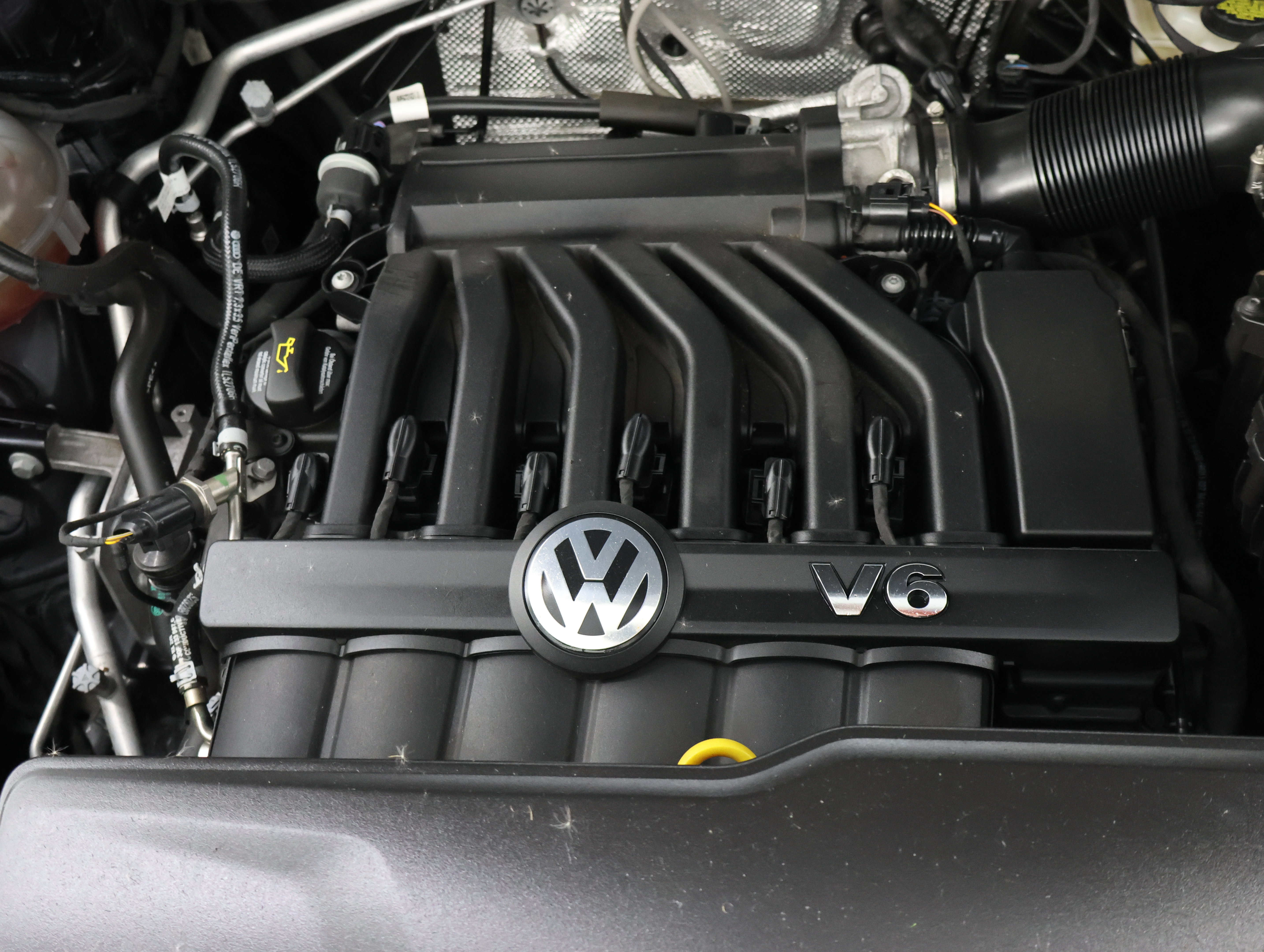 Used 2023 Volkswagen Atlas Cross Sport SEL R-Line AWD/4WD image 19