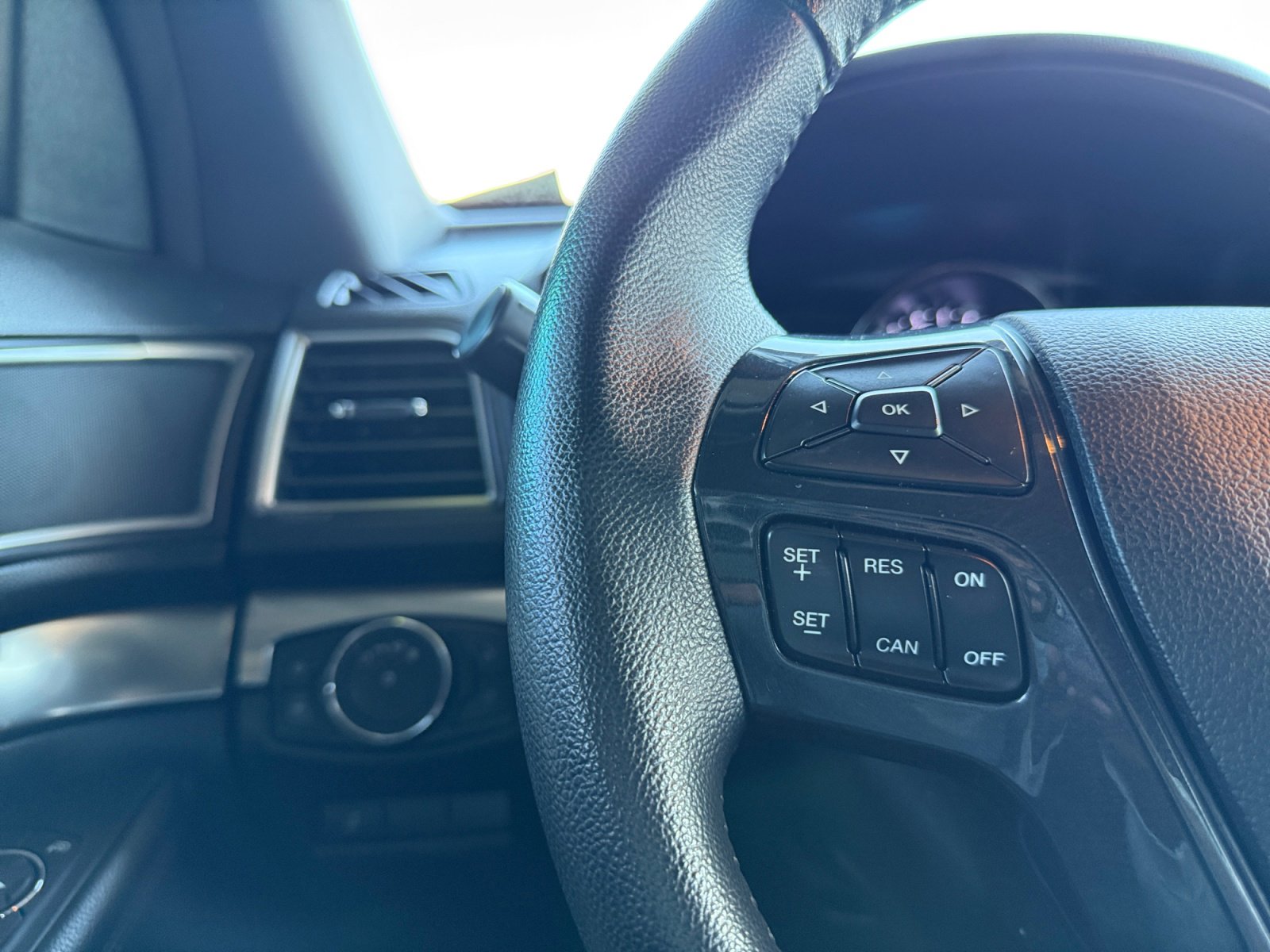 Used 2018 Ford Explorer XLT image 17