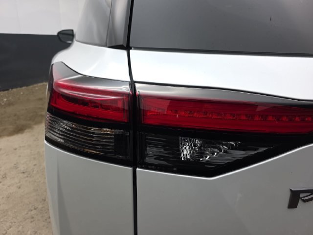 New 2026 Nissan Pathfinder Platinum w/ Accent Package FWD image 17