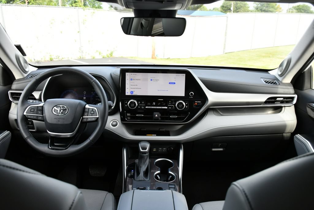 Used 2024 Toyota Highlander Limited FWD image 25