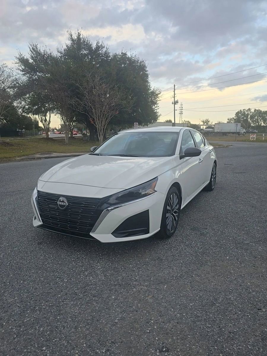Used 2025 Nissan Altima 2.5 SV image 2